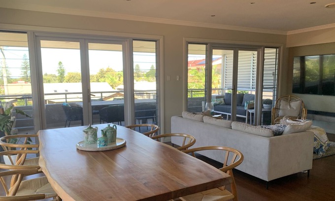 Redhead House | Gorgeous beachside location, modern spacious with easy stroll beaches and cafes.