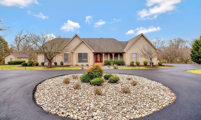 Queenstown House | Gorgeous Creek Side Ranch-Style Estate With Dock