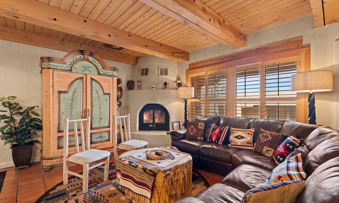 Northeast Santa Fe Hotel | Gorgeous Fort Marcy Condo Close to Plaza - Beautiful Art In All Rooms