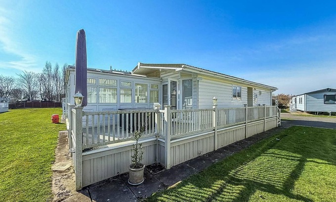 Skegness Cabin | Gorgeous lodge with decking at Southview Holiday Park in Skegness ref 33093V