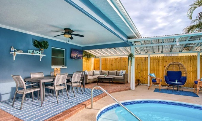 Walsingham House | GORGEOUS OASIS Heated POOL HOME 3 bed 2 bath sleeps 10. 5 Min to IRB