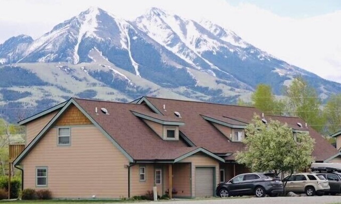 Emigrant House | Gorgeous Paradise Valley YNP North Entrance, Yellowstone is Open Now!