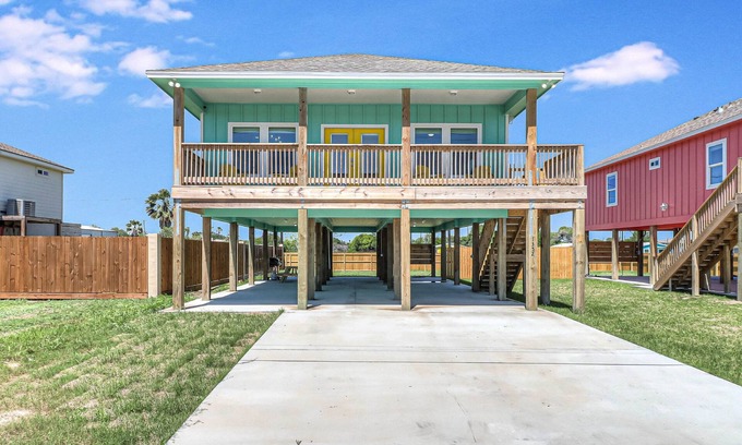 Aransas Pass House | Gorgeous side-by-side beach houses with furnished decks, AC, & full kitchens