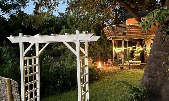 Willis Cabin | Gorgeous Tree House Rental with Lake Views for Glamping in Texas