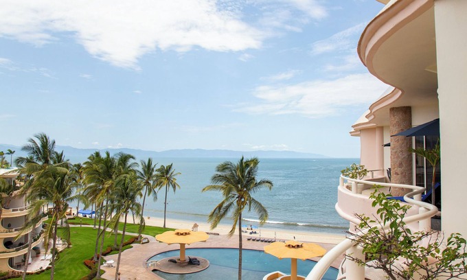 Flamingos Villa | Gorgeous Two-Story Penthouse Private Community on the Beach!