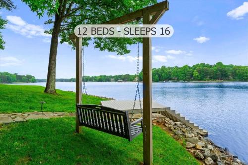Mooresville House | Grand Bay w/Hot Tub, 440' Shoreline & Optional Boat Rental