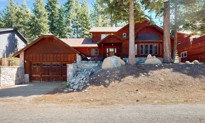 Country Club Estates House | Grand lodge in the woods near golf, hiking & skiing with multiple fireplaces