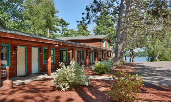 Hayward House | Grand Pines Motel Rooms