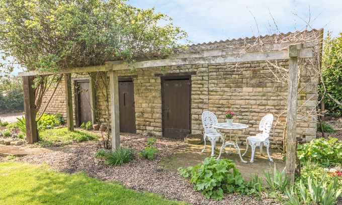 Sleaford Cottage | GRANGE FARM COTTAGE, family friendly in Silk Willoughby