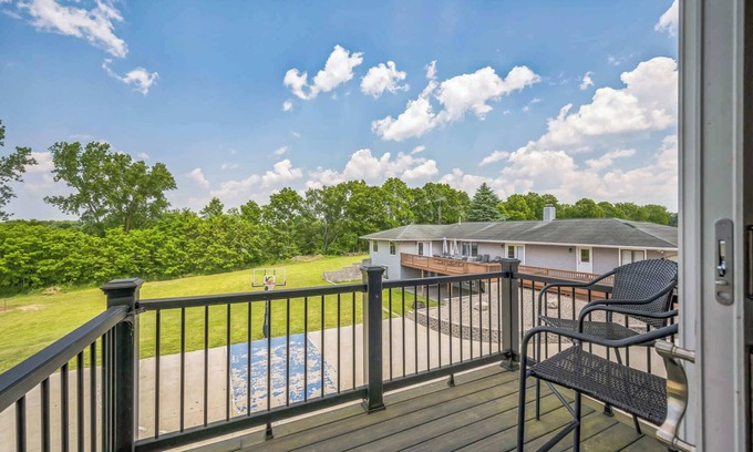Grass Lake Apartment | Grass Lake 8BR Retreat w Games & Fire Pit