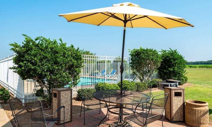 Saint Landry House | Great Escape in Knights Inn Bunkie! Pool, Free Parking On-Site, Free Breakfast