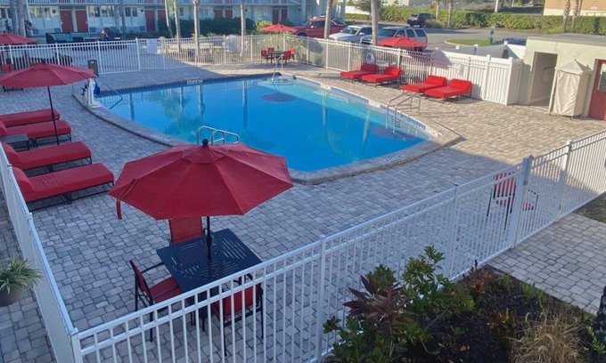 June Park House | Great Relaxing Overnight Stay! Free Breakfast, Free Parking, Onsite Pool