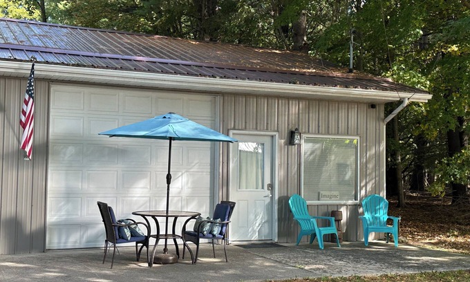 Newaygo Apartment | Great room w/pool table in a 1-bdrm party barn in Newaygo; River access