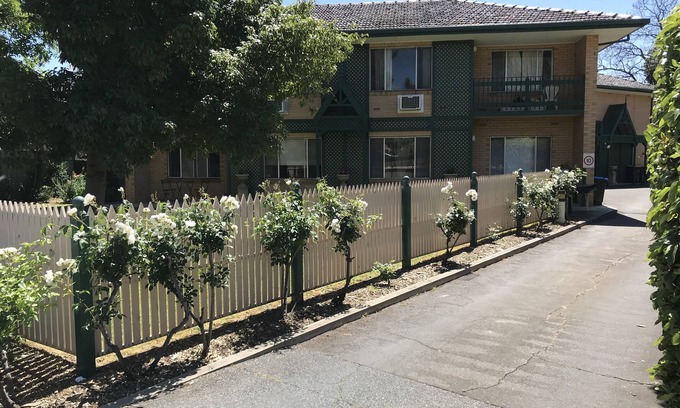 Gilberton Apartment | GREAT/SPACIOUS TWO BEDROOM GROUND FLOOR UNIT ONLY 5 MINUTES FROM THE CITY!