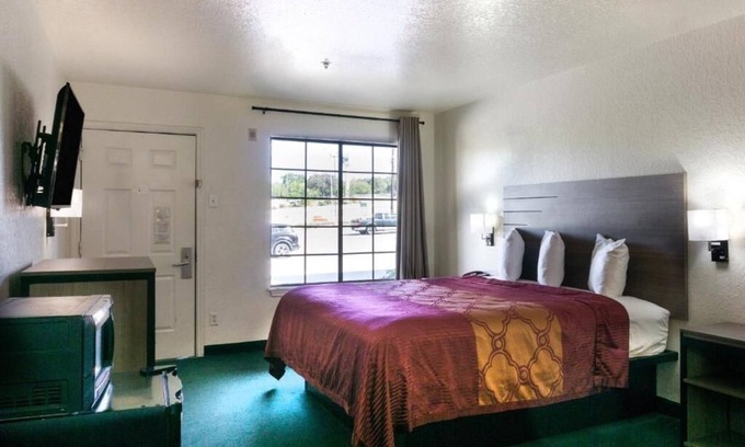 San Antonio Hotel | Great Value Stay Near Wonderland Mall & River Walk w/ Parking