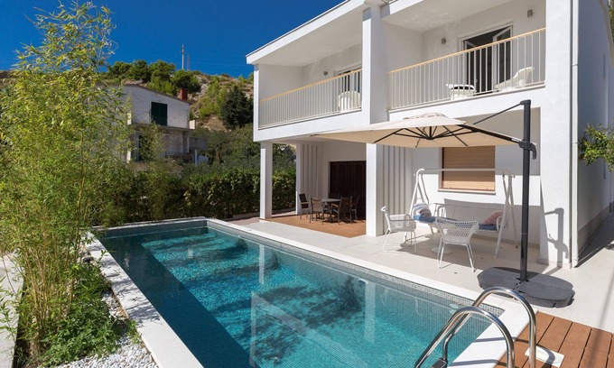 Dugi Rat Villa | Green and private with a luxury style