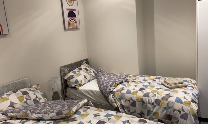Aveley House | Green Lantern, Private En-suite Double Room