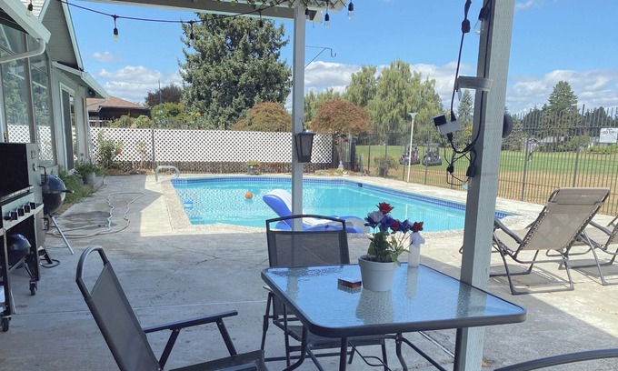 Gresham House | Gresham Golf Course - Ranch Style With Swimming Pool