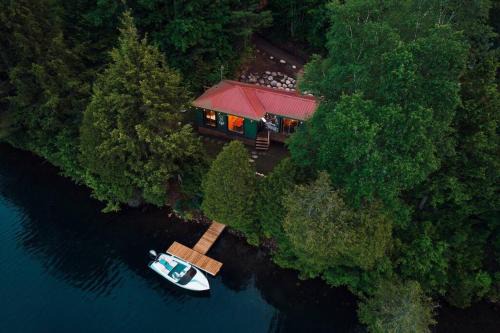 Scotia Ski Chalet | Grinmore Lakehouse with Panoramic View & Hot Tub