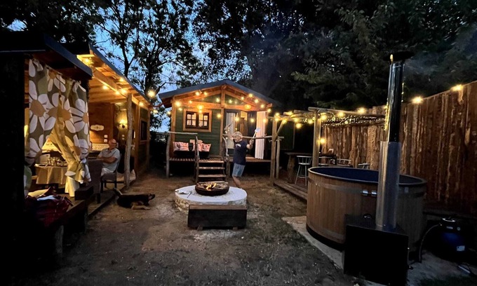 Beurlay Cabin | Grisette's home, its Norwegian bath, its brazier and its animals