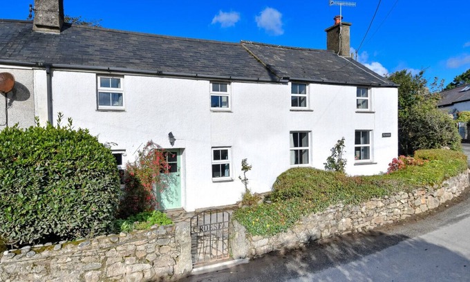 Bwlchtocyn House | Groesfa - Four Bedroom House, Sleeps 8