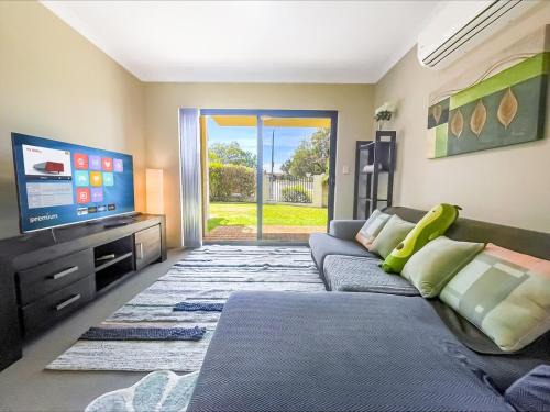 Thornlie Apartment | Ground Garden-Two King Beds&One Queen Bed