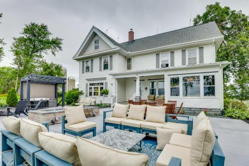 Mount Horeb House | Group Getaway Luxe Farmhouse in Mt Horeb!