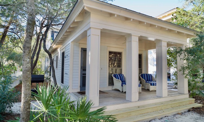 Seaside House | Guest Cottage w King bed, Steps To Beach And Pool + 2 Adult Bikes!
