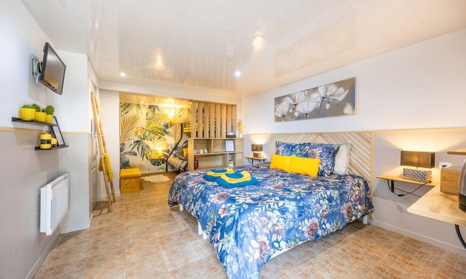Saint-Michel-Mont-Mercure Bed & Breakfast | Guest Room 'Chambre Hortensias 6min Puy Du Fou' with Shared Garden and Wi-Fi