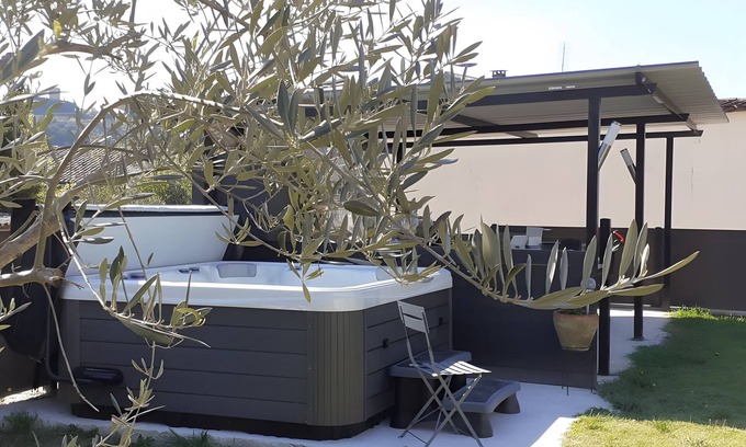 Saint-Martin-d'Ardeche Bed & Breakfast | Guest Room 'A L'ombre Des Amandiers - Room 3' with Shared Pool, Communal Garden and Wi-Fi