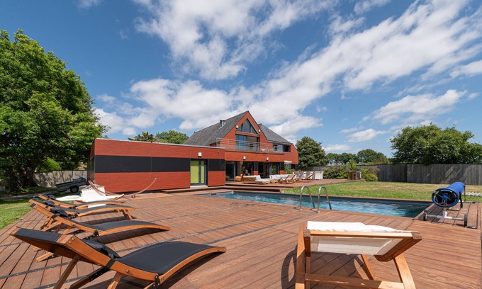 Ploeren Bed & Breakfast | Guest Room 'Suite Cathédrale - Ty Castel' with Shared Pool, Shared Garden and Wi-Fi