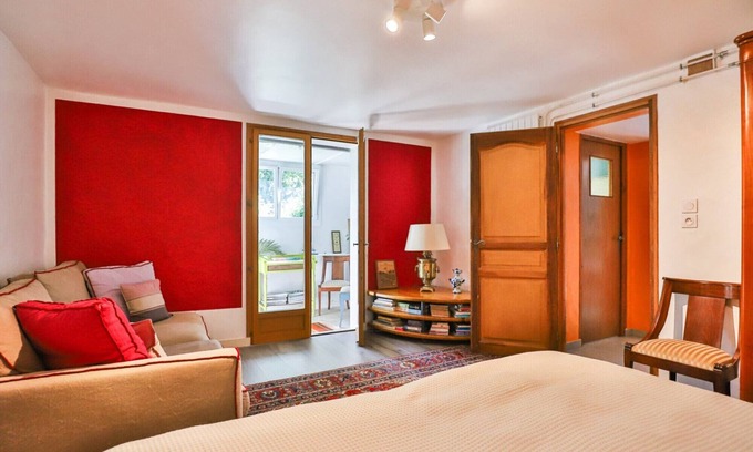 Arcangues Bed & Breakfast | Guest Room 'Txori Etxea - Garden Level' with Pool, Kitchen, Breakfast