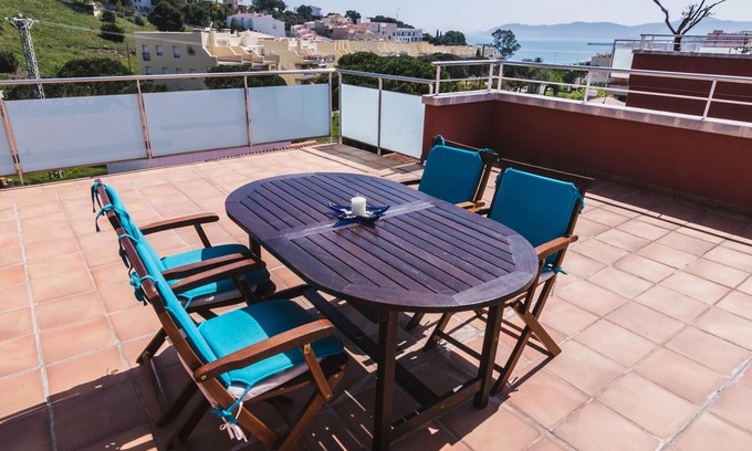 Llanca Apartment | GUILLEM DE BERGUEDÀ - Àtico en la zona de grifeu con gran terraza y vistas al mar.