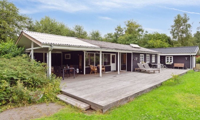 Hou House | "Gunlög" - 1.3km from the sea by Interhome