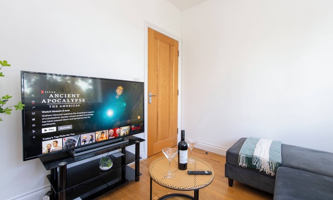 Ealing Common Apartment | Gunnersbury Avenue