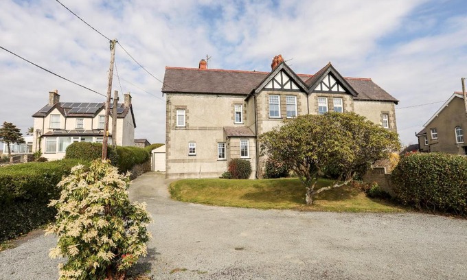 Chwilog House | Gwynle - Chwilog