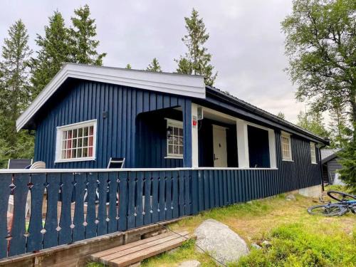 Loten Municipality House | Høstkos og ro på Budor, 4 roms hytte med peis og wifi