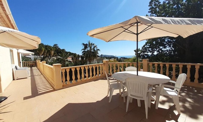 Pinar del Advocat Apartment | habitación con techo inclinado y vista al mar