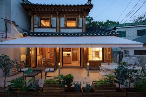 Jongno Villa | Haeon Seoul,2층 한옥 독채,서울 핫플 중심가에 위치,주요 핫플 도보 이동,테라스,지하철과공항버스5분,종로,익선동,을지로,명동