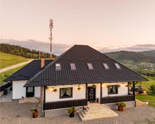 Bucsoaia Cabin | Hamergas Hill