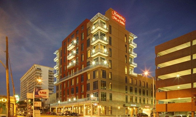 Museum District Hotel | Hampton Inn and Suites Austin University Capitol