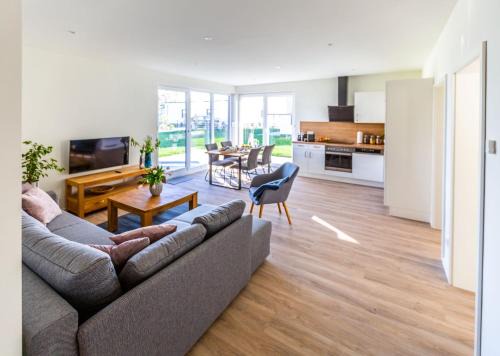 Schwerin Apartment | Hangar 19 Großzügiges Apartment mit Terrasse und Garten H4W2