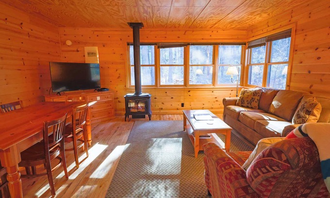 Mazama Cabin | Happy Pines 2BR Cabin w/King & Twin Beds