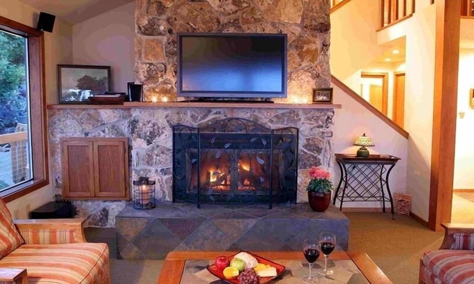 Freeland House | Harbor Chalet Waterfront Home Overlooks Holmes Harbor!