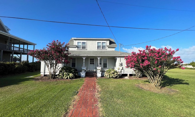 Harkers Island House | Harkers Island Historic Waterfront CottagenEstablished 1912 Gracie’s Landing