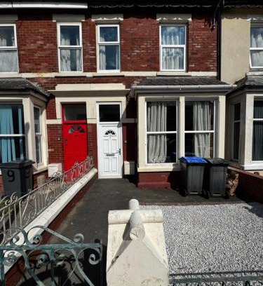 Blackpool House | Harmony House - Close to Blackpool FC - Excellent Transport Links - Sleeps up to 6