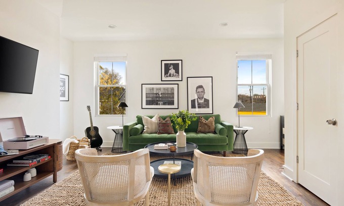 Chestnut Hill Apartment | Hart Suite 9 by AvantStay | Gorgeous Town House w/Modern Amenities!