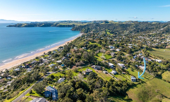 Onetangi Cottage | Harvest Cottage Onetangi - Peaceful 2-bedroom cottage with vineyard views and a paddock of grazing horses. 10-min walk to Onetangi Beach, close to top wineries and cafés. Two queen bedrooms, full kitchen, smart TV, heat pump, and sunny deck. Includes