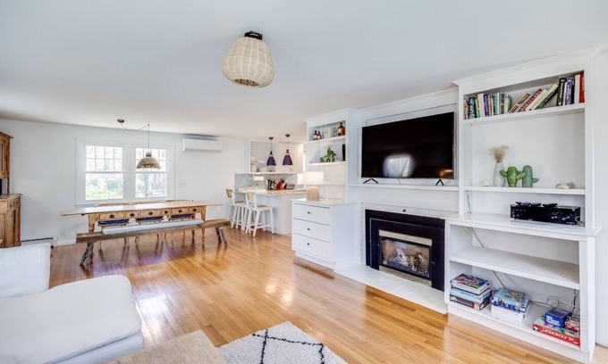 East Harwich House | Harwich retreat Pleasant Bay HOT TUB Fire Pit AC