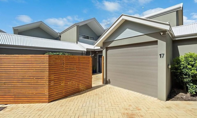 Augusta Apartment | Haven on Seine - Luxury Apartment 3B - Haven on Seine - 3 Bedroom Luxury Apartment overlooking the bay.